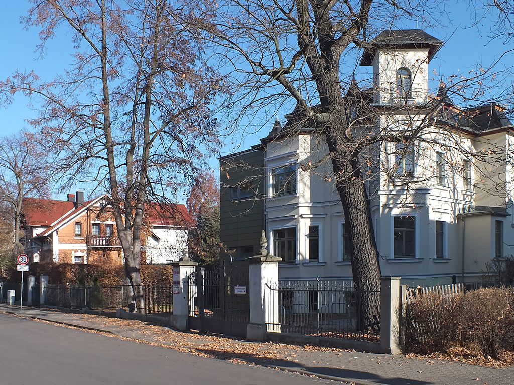 Lößnig von oben  Leipzig-Lößnig mit Stauteich und Rundling